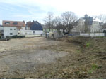 Blick über das planierte Grundstück zur Neuen Schule